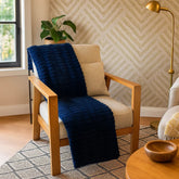 Frazada azul 1.25 × 1.50 m diseño Gaudí con textura acanalada